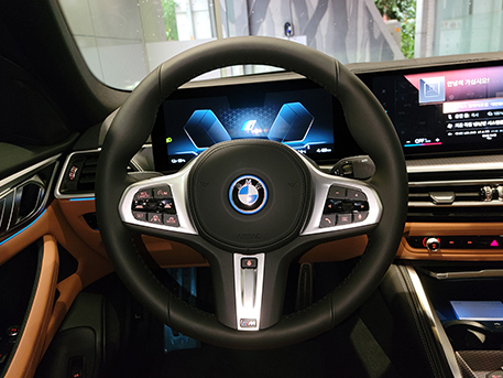 BMW i4 전기차 비엠더블유 아이포 스티어링휠 스티어링핸들 드라이빙휠 운전대