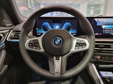 BMW i4 전기차 비엠더블유 아이포 스티어링휠 스티어링핸들 드라이빙휠 운전대