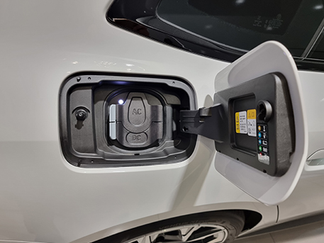 BMW i4 전기차 비엠더블유 아이포 충전구 충전